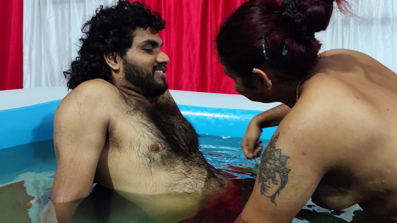 Vaigavarun45: Fată care face dragoste fierbinte cu băiat în piscină romantism complet...
