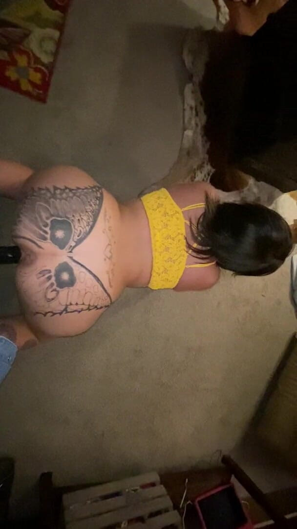 MzKiTTy91: 大屁股白人妻子被 10 英寸巨大的大黑鸡巴后入式性交