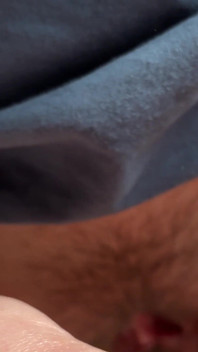 La miLF mi sega il cazzo con olio prima di farsi scopare. POV. Primo piano.