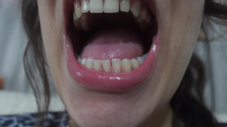 AmayaMori: La mia sorellastra indiana mi mostra nella sua bocca la...