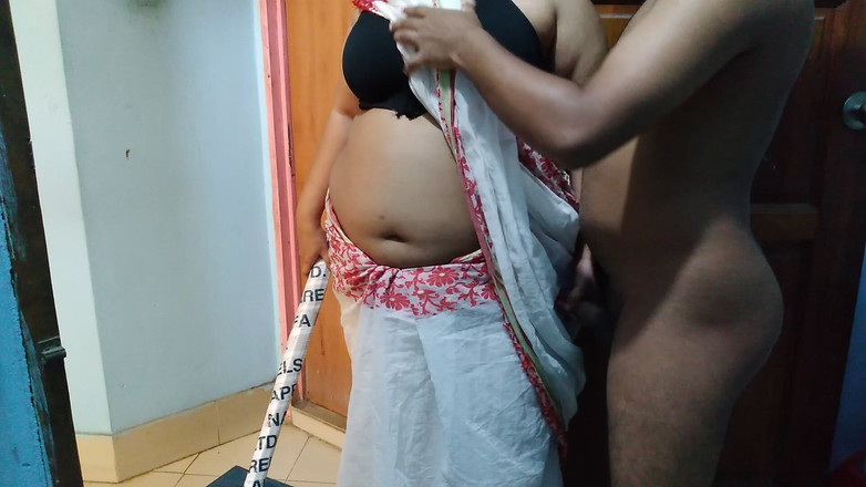 Aria Mia: Азіатська гаряча тітонька з великою дупою допомагає мені кінчити - 45-річну сусідку трахають під час підмітання будинку