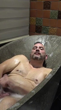 Privindu-ți pasul masturbând pula necircumcisă în baie cu instrucțiuni de masturbare