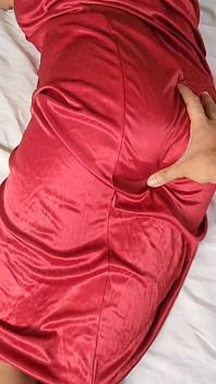 Istriku dengan gaun merah aku ngentot memeknya yang basah