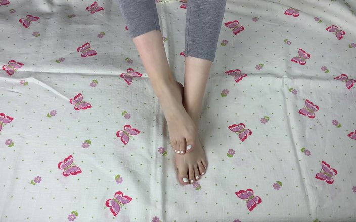 Gloria Gimson: Hermosas piernas sexy de novia con pedicura blanca
