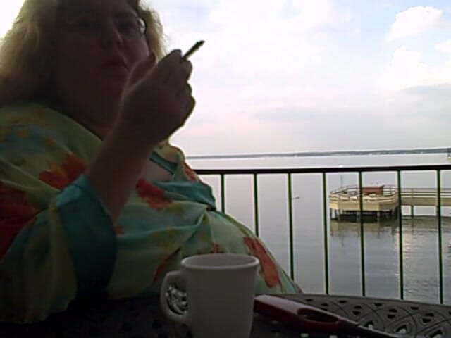 BBW nurse Vicki adventures with friends: Bbw al mattino presto fuma e caffè