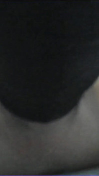 Sexy pár si něžně líže prsa a bradavky