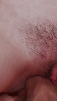 Magere tiener neemt een grote pik in haar strakke poesje