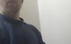 Aku lagi sendirian di kamar mandi motel, waktu teman sekamar lagi di kamar sebelahku.