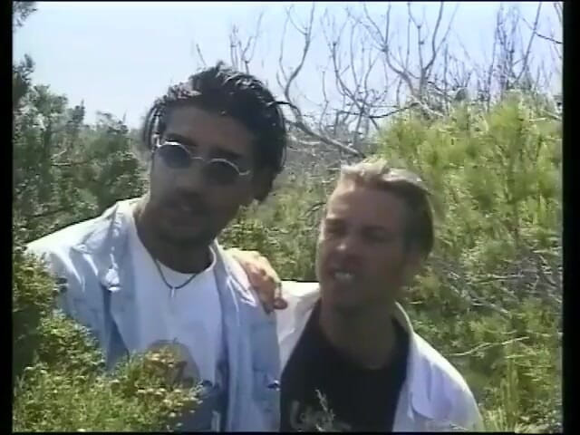 Real porno and movies XXX: 友達2人がイビサで休暇中で、ホットな女の子とセックスしている。