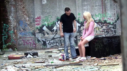 Public Entertainment: Blonďatá kočka roztahuje nohy venku