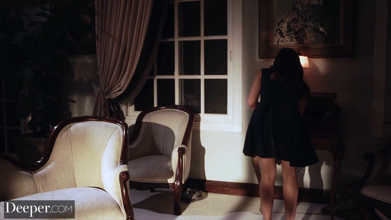 Deeper: Profunde. Mick devine obsedat de străinul pierdut Kylie