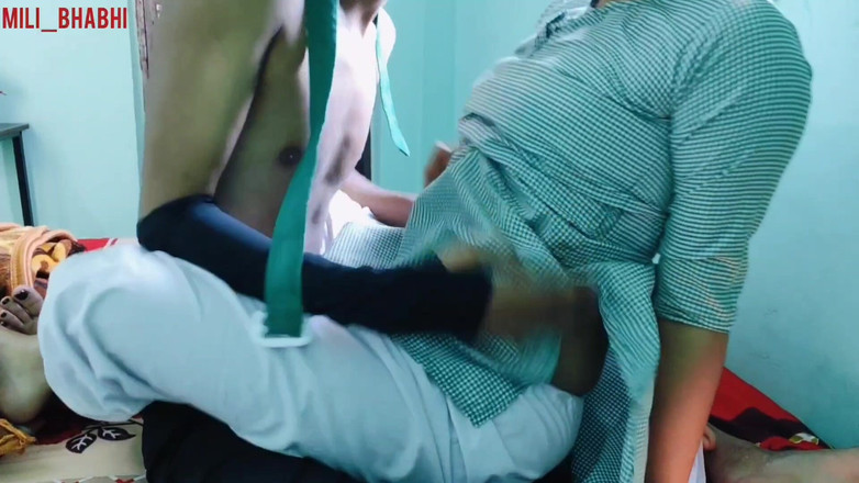 Mili bhabi: 娇小的印度18岁学生女孩为了把她的童贞给了她的男朋友