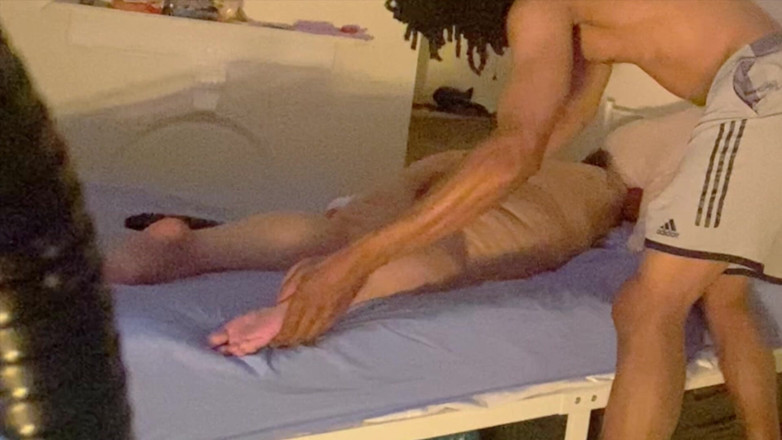 Daddykane: Tante seksi dipijat dengan minyak di ranjang Banteng hitam menggosok...