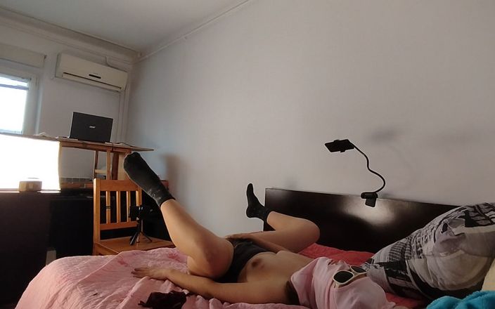 Amateur_MS: Amateur vrouw vingert poesje heeft een orgasme. Latina harig poesje,...