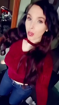 我的55f女同性恋室友得到了一个惊喜视频，我穿着许多毛衣弹跳我的大奶子，然后为她狠操自己