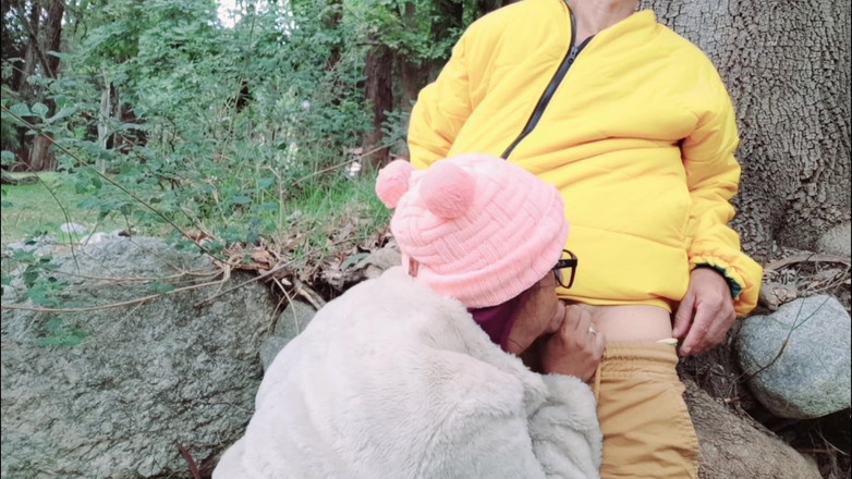 Lady: बड़े स्तनों वाली, बड़ी गांड वाली चोदने लायक मम्मी विकृत बूढ़े आदमी का लंड चूस रही है और उसे अपनी रसदार चूत में ले रही है