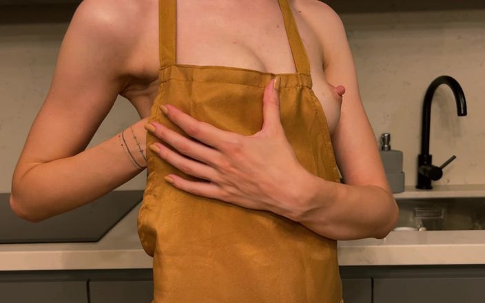 Mia Foster: 若いお母さんは彼女の小さな自然な乳白色のおっぱいを見せる