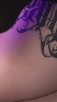 Ateşli gotik trans kız sikiş makinesinde büyük dildoyla sikiliyor