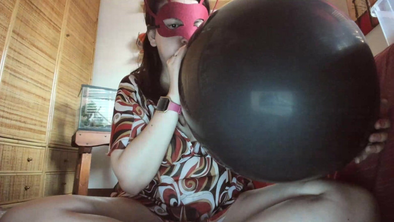Nicoletta Embassi: Schwarze Latex-dominanz: Riesige Ballonaufblasung Und Nicolettas Sinnliche Clutch (perspektive Looning &amp; Cigolii)