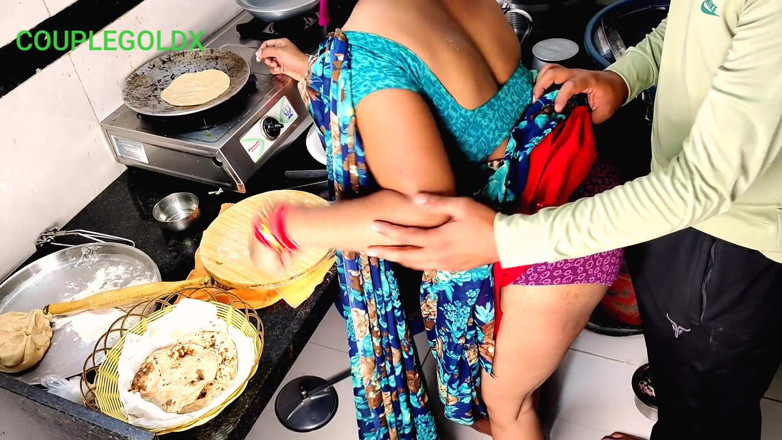 Sexy Komal: Sexe dans la cuisine : une belle-mère est assise pour manger à...