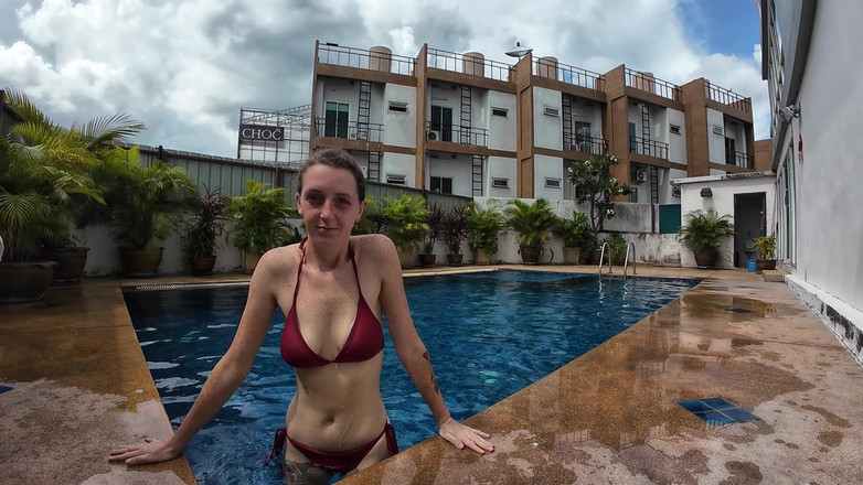 SkinnyWithAHugeDick: Sfw gioca a about nella nostra piscina