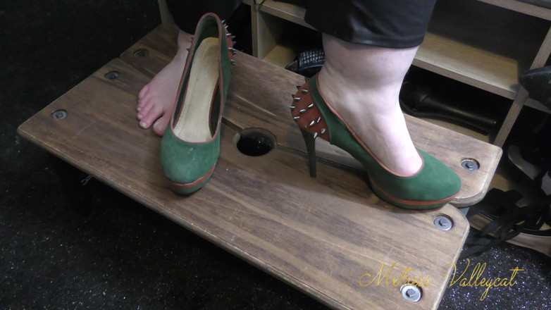 Mxtress Valleycat: Under my feet POV