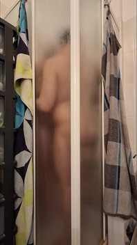 Le Tette Del Bagno Si Inginocchiano Alla Pressa Della Porta Della Doccia - Cavalcata Cruda E Creampie Nel Letto