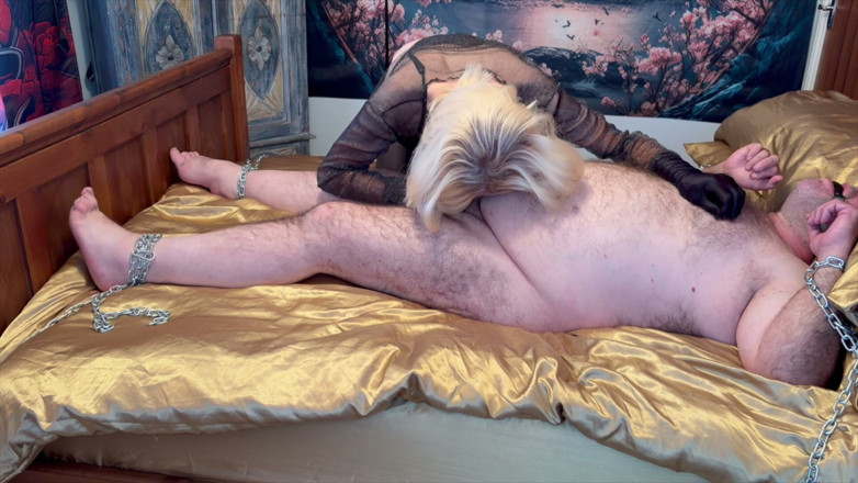 Aaexperinces trans: Partie 2 : Domina Satana punit Booboo et Melanie lui donne une...