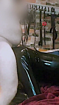 Ehefrau in latex hart gefickt