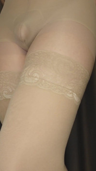 Sissykanisa Mix e Match: meia bege x calcinha transparente x meia-calça