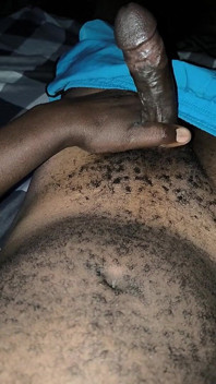 Pria afrika dengan memek berbulu yang lagi sange ini lagi asik nyepong kontol sampai dicrot sperma setelah wanita ini nggak datang untuk ngentot