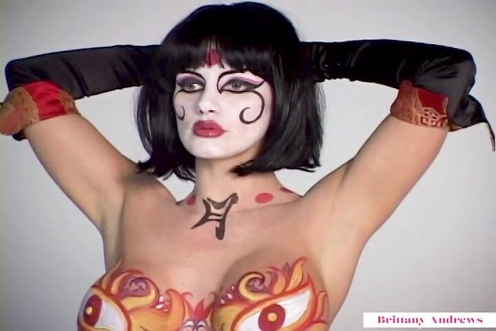 Brittany Andrews: ブリタニー・アンドリュース アメイジングドラゴンボディペイント スモークティーズ!