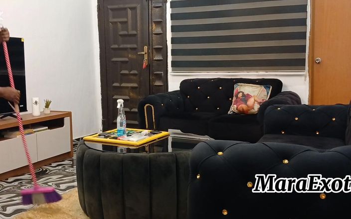 Mara Exotic: Terli şişman götlü zenci ev hizmetçisi hafta ortasında rötuş yapıyor