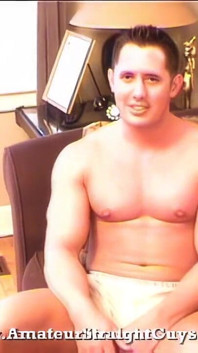 Adrian büyük bir dilim iyi ol' heteroseksüel beefcake