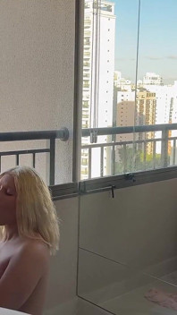 Meine freche ehefrau wartete auf mich in ihrem nachthemd auf dem Balkon der Wohnung - ich habe ihre muschi geleÃ¤nscht