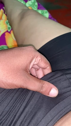 लड़का अपनी बूम वाली चूत के साथ खेलता है