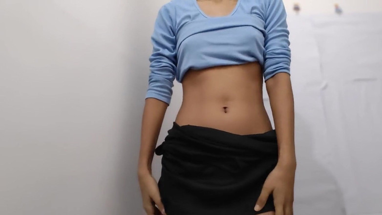desigirl93: Una ragazza carina arrapata in gonna corta eccitata