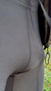 Ich trage durchsichtige leggings in einem park
