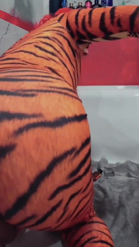 Tiffany Ciskiss, cosplay, tigra, partie 2, femboy, baise des jouets énormes