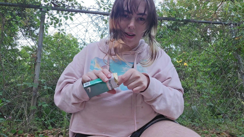 Mushroombitchx: 喫煙して隣人をからかう