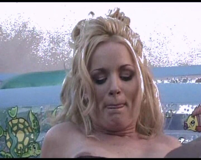 Dirty old moviez: 热辣的金发女郎吮吸鸡巴并被舔阴