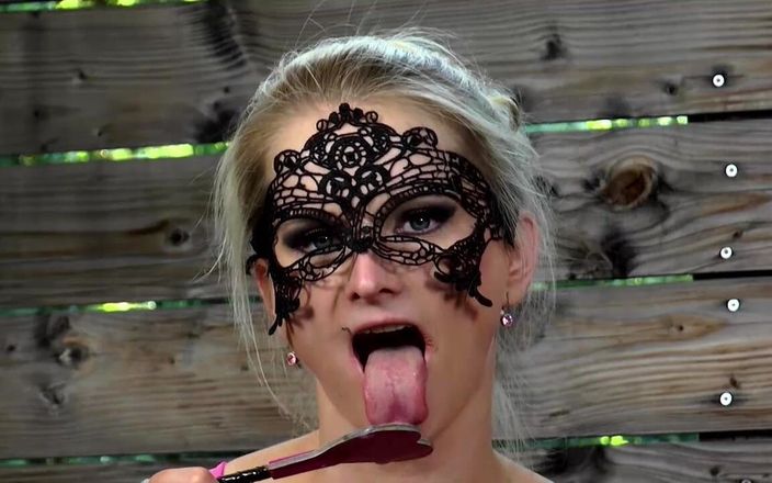 BDSM Deutschland: Dominatrix med piska knullar man på soffan