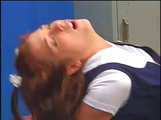 Hot Sex Party: Hnědovlasá studentka dostane sperma po sladké dvojité penetraci v šatně