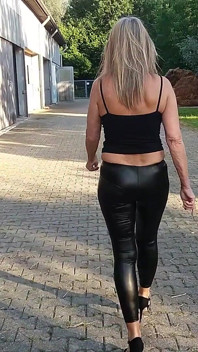 Matang dalam Bingkap Hitam Ketat