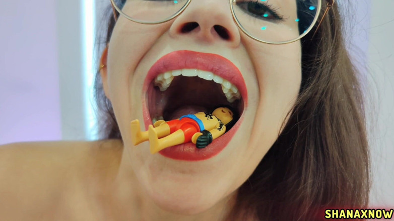 Shanaxnow: Fetysz figurka Playmobil Uvula zjedzona przez gigantkę