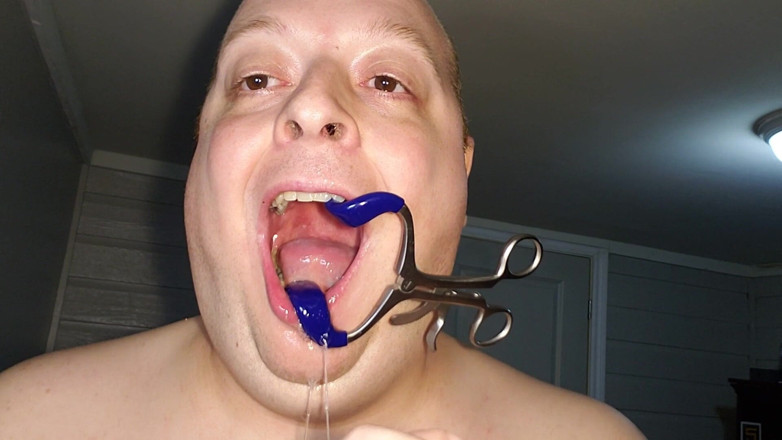 Charlieboy69: Mouth Spreader adânc în gât 3 Vibrator imens cu pulă king