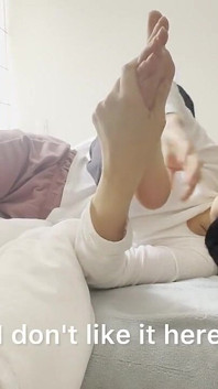我女主人的脚粉碎了我，用她的脚拍打我，以至于我自慰
