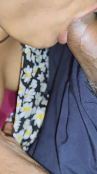 Bhabhi bertetek besar panas menghisap batang basah dengan keras untuk pancutan mani dalam mulut