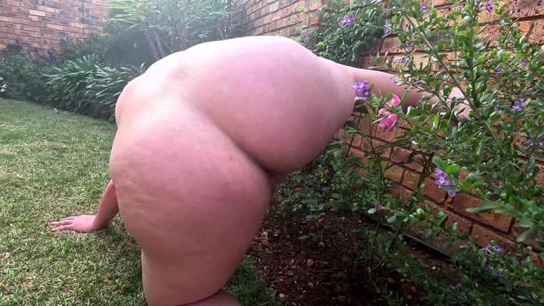 domslutfucker: Tombul sürtük Rose Bush'un üstüne işiyor