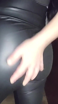 Kun je de volledige 10 minuten van mijn perfecte kont meegaan in een wetlook-broek